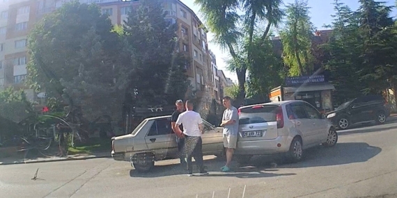 Sokaktan caddeye çıkan otomobil seyir halindeki diğer otomobil ile çarpıştı