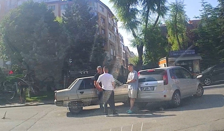 Eskişehir’de sokaktan caddeye çıkan otomobil başka araçla çarpıştı