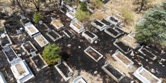 Eskişehir’de mezarlar alevler içinde kaldı