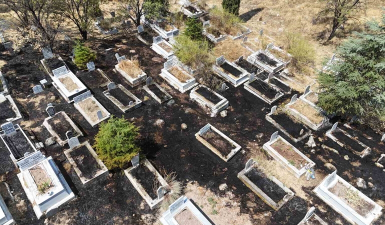 Eskişehir’de mezarlık yangınında çok sayıda kabir zarar gördü