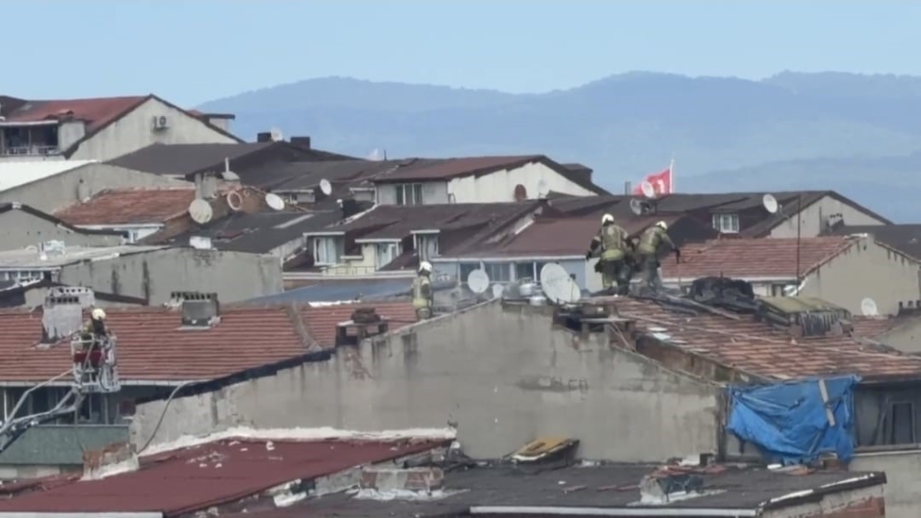 Sultangazi’de çatı tadilatı sırasında yangın çıktı: Bir vatandaş yangına su dökerek müdahale etti
