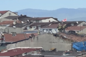 Sultangazi’de çatı tadilatı sırasında yangın çıktı: Bir vatandaş yangına su dökerek müdahale etti