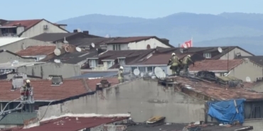 Sultangazi’de çatı tadilatı sırasında yangın çıktı: Bir vatandaş yangına su dökerek müdahale etti