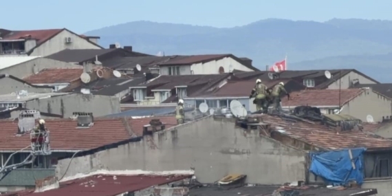 Sultangazi’de çatı tadilatı sırasında yangın çıktı: Bir vatandaş yangına su dökerek müdahale etti