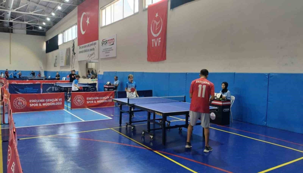 Çocuk Evleri Sitesi öğrencileri 30 Ağustos turnuvasında raket salladı