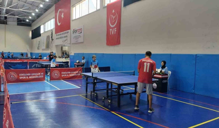 Eskişehir’de çocuklar 30 Ağustos turnuvasında raket salladı