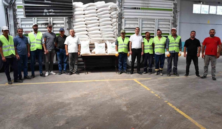 Beylikova Belediyesi’nin ürettiği 569 ton buğdaydan 700 çuval un dağıtıldı