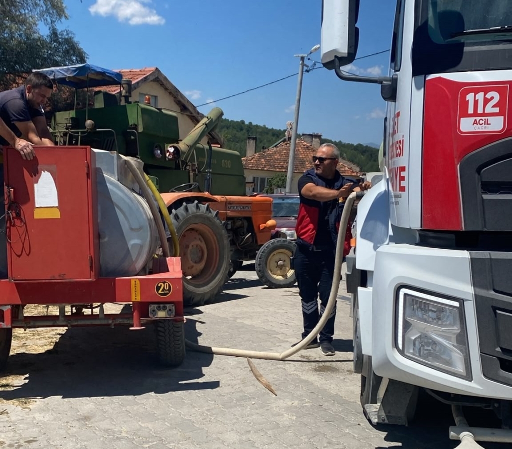 Emet’te ot yangını eve sıçramadan söndürüldü