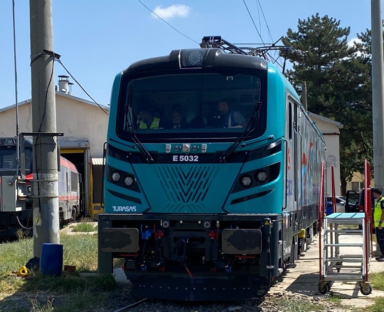 Vali Yılmaz, yerli ve milli elektrikli lokomotif E5000’i sürdü
