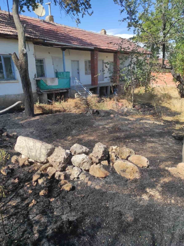 Eskişehir’de müstakil evin bahçesinden ahırı sıçrayan yangın büyümeden söndürüldü