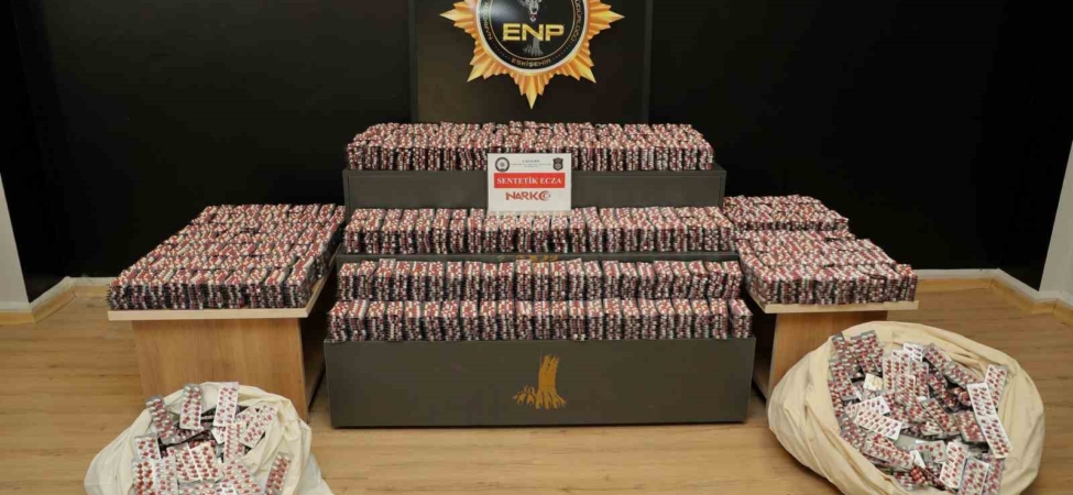 Kapı kırıp 3 koli hap kaçıran şüphelilerden 1’i yakalandı, 53 bin 941 hap ele geçirildi