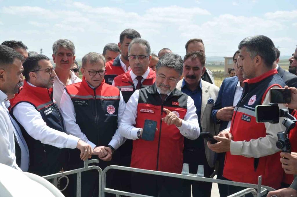 Bakan Yumaklı Kars’ta GEKİS’i tanıttı: Büyükbaş hayvancılıkta "dijital kimlik" dönemi başladı