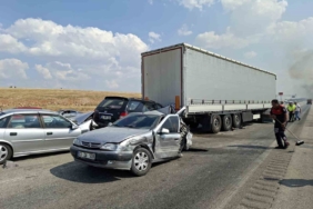 Anız yangını kazaya neden oldu: 13 araç birbirine girdi