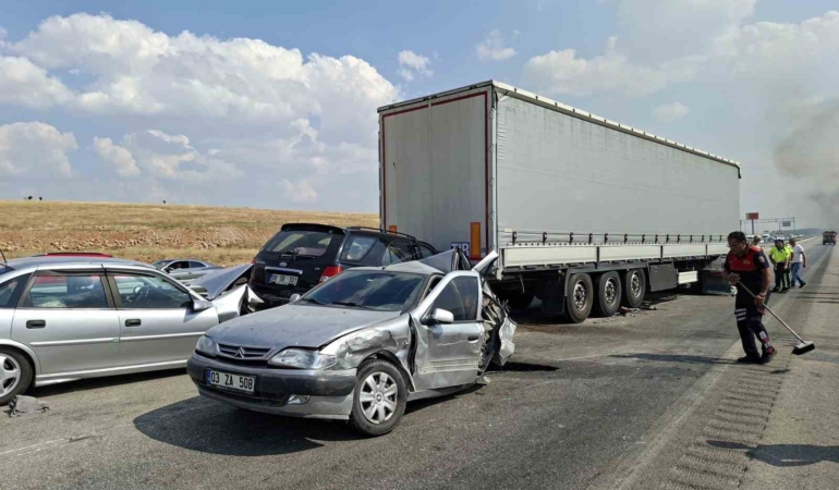 Anız yangını yoğun dumana neden oldu: 13 araçlı kazada 3 yaralı