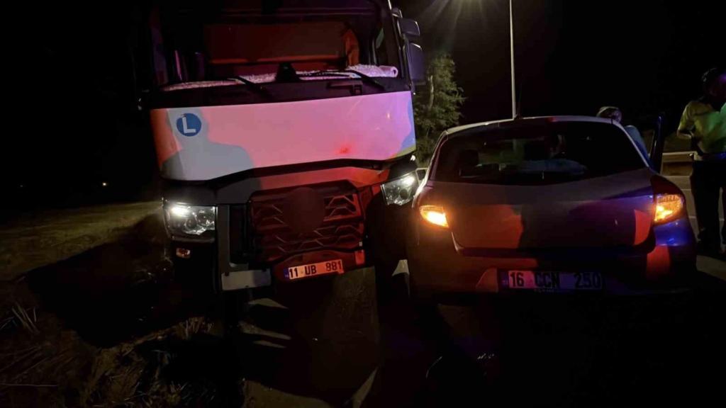 Tır otomobile çarpmasıyla maddi hasarlı kaza meydana geldi