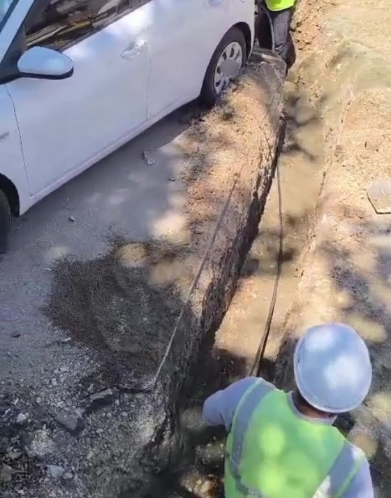 Araç sahibine ulaşılamayınca otomobilin etrafını kazdılar