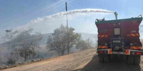 Bilecik’te devrilen elektrik direği yangına neden oldu