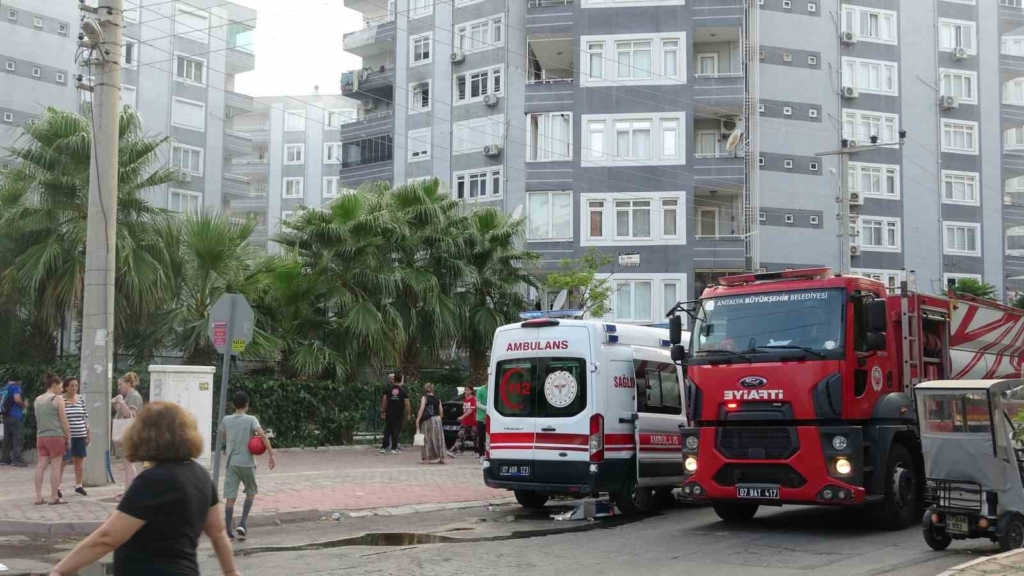 Apartmanda yangın paniği: 5 kişi dumandan etkilendi