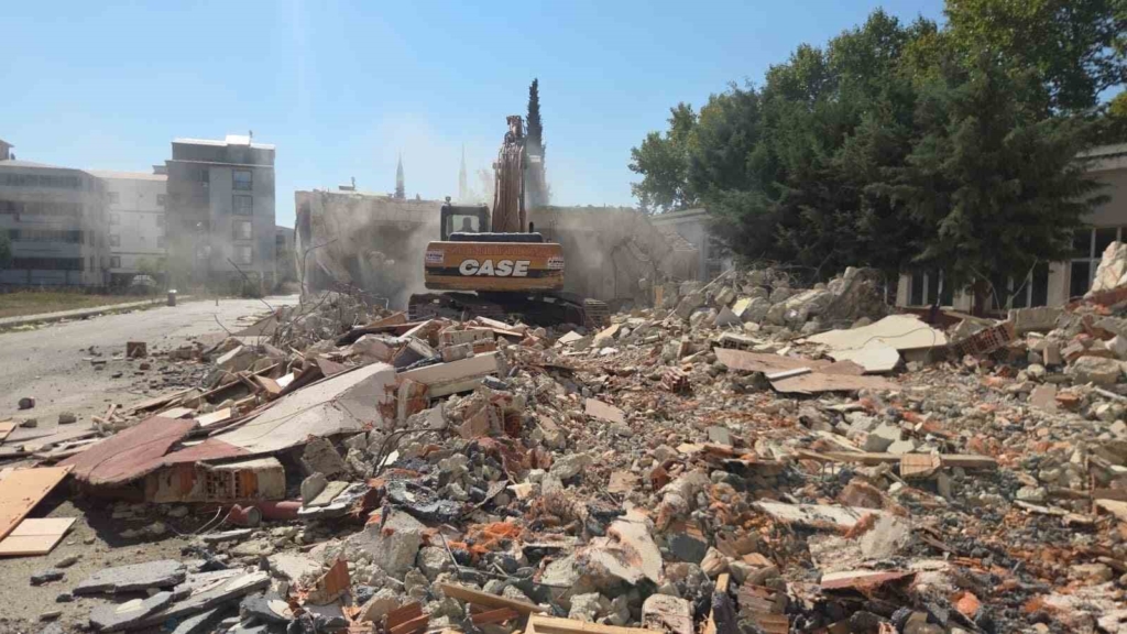 Orhangazi’deki meslek lisesinin yıkımına başlandı
