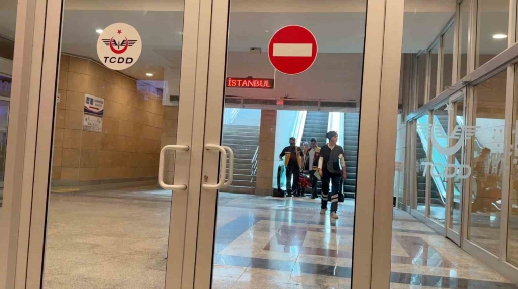 Eskişehir’de trende ayağı sıkışan kadın yolcu itfaiye ekiplerince kurtarıldı