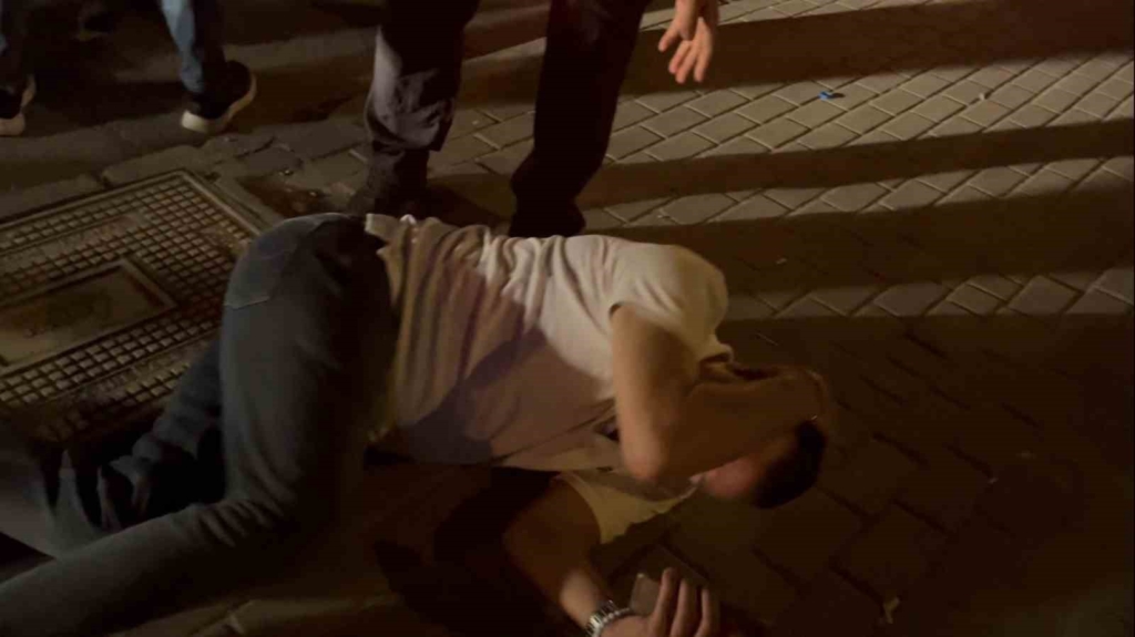 Bursa’da alkollü şahsın "Futbolcu" performansı: Kimse dokunmadı, kendini yere bıraktı