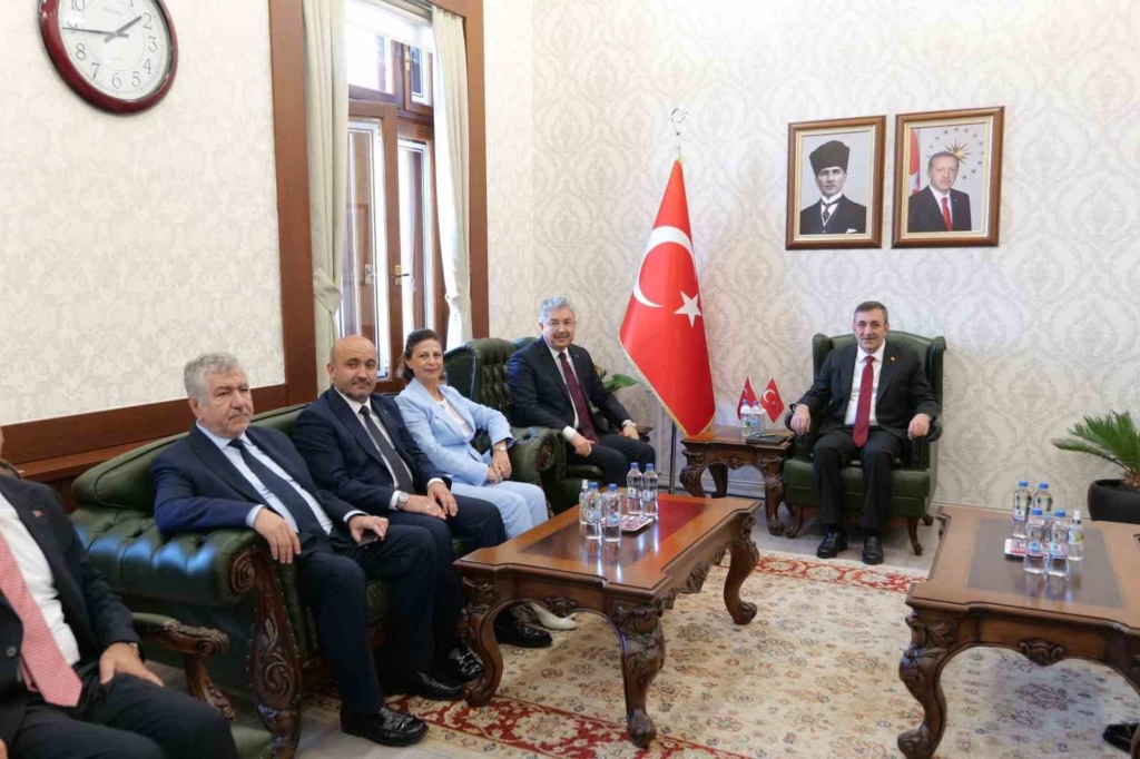 Cumhurbaşkanı Yardımcısı Yılmaz, Eskişehir Valiliğini ziyaret etti
