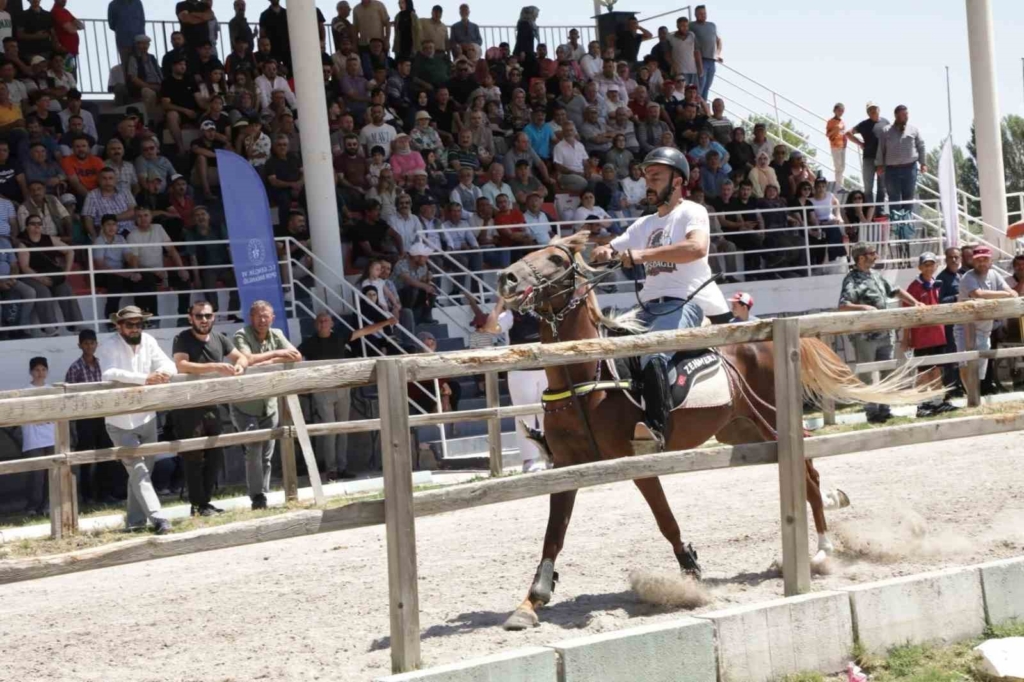 Kütahya’da Rahvan At Yarışları nefes kesti: 43 ilden 130’un üzerinde at şampiyonluk için koştu