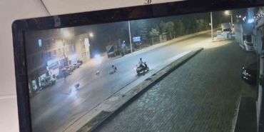 Karşıdan karşıya geçmeye çalışan çocuğa motosikletin çarptığı kaza kamerada