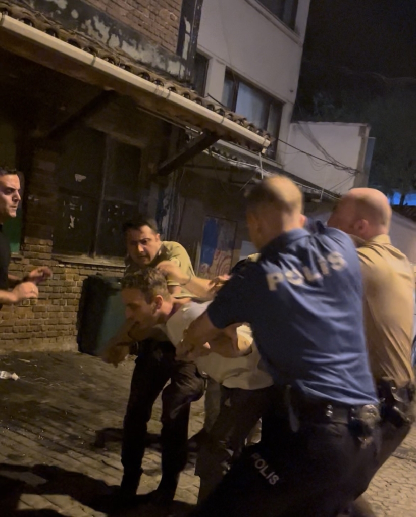 Polisin yanında bile durmadılar… Tarihi Arapşükrü Sokağı’nda kavga kamerada