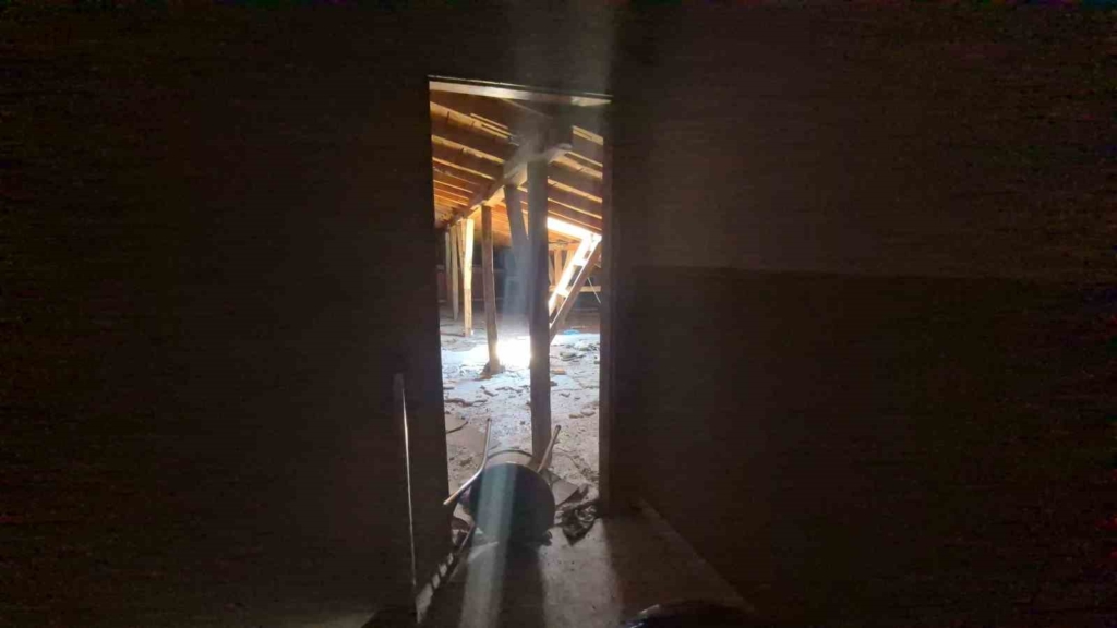 Hırsızların hedefi bu kez apartmanın çatı kapısı oldu