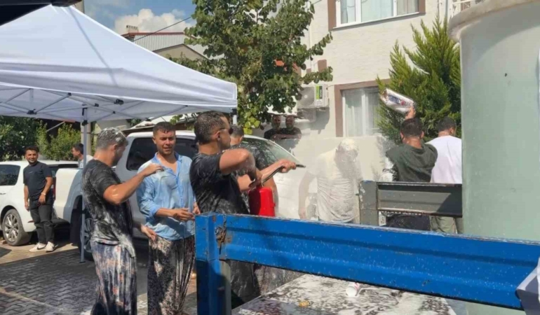 İznik’te damat önce una bulandı, ardından su tankına atıldı