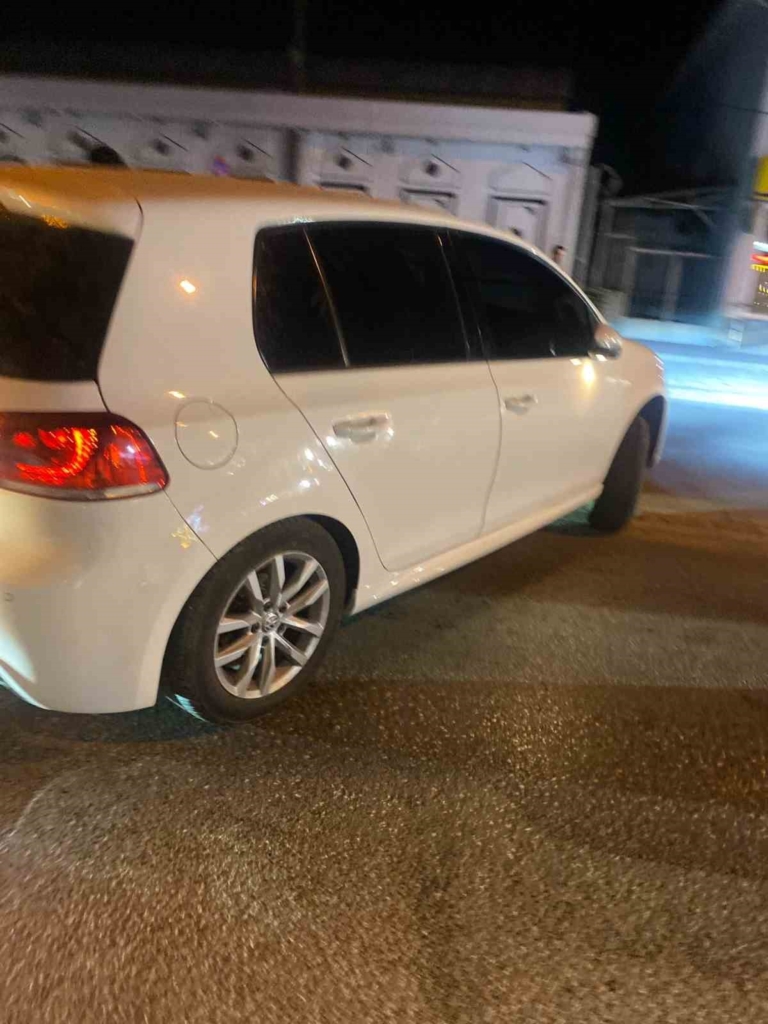 Sürücüsünün kontrolünden çıkan otomobil mantar duba üzerinde askıda kaldı