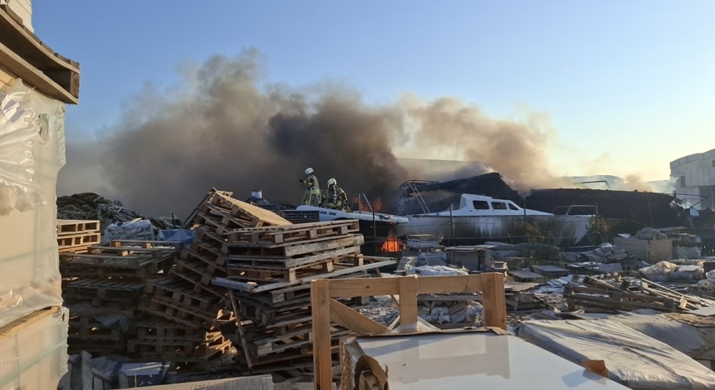 Tuzla’da seramik deposu ve teknelere sıçrayan yangın söndürüldü