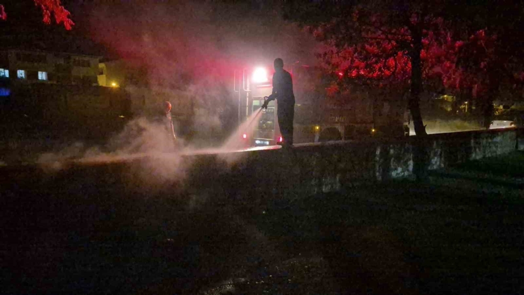 Eskişehir’de bir parkta kasten çıkarılan yangın ekipleri teyakkuza geçirdi