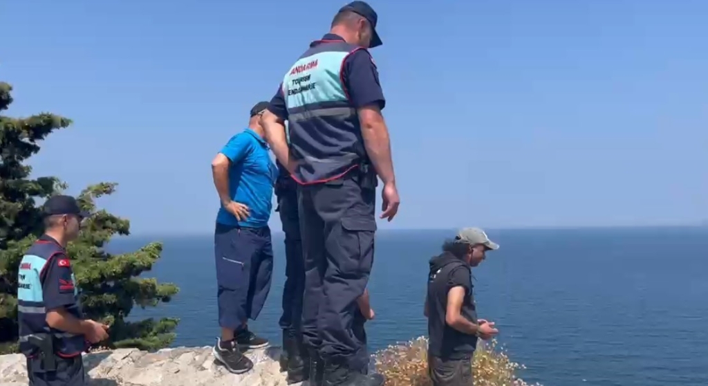 Denizde heyelan paniği, yüzerken üzerlerine toprak kaydı