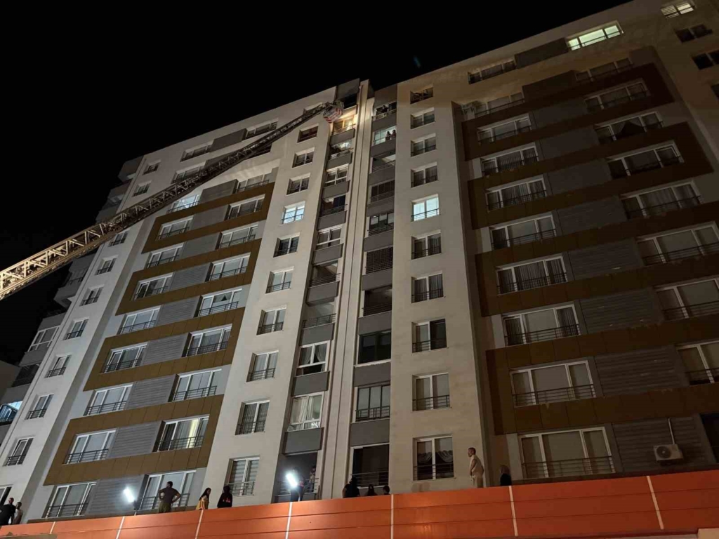 Kayseri’de 13. katta yangın: Balkondan düşen ev sahibi hayatını kaybetti