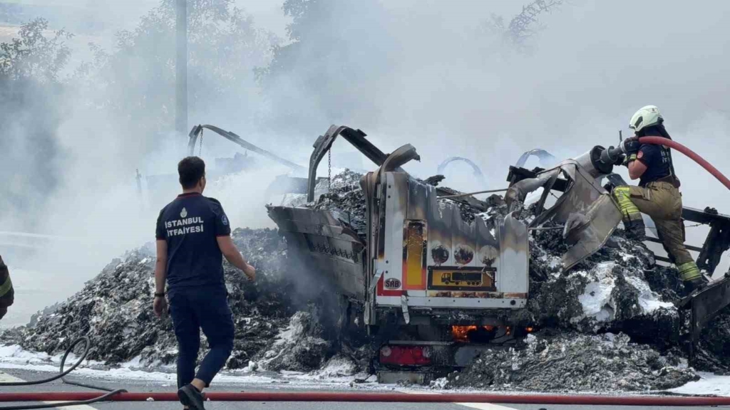 Kuzey Marmara otoyolu Çatalca nakkaş mevkiinde bir tırda bilinmeyen bir nedenle yangın çıktı. Alevler tarım arazisine de sıçrarken, olay yerine çok sayıda itfaiye ekibi sevk edildi.