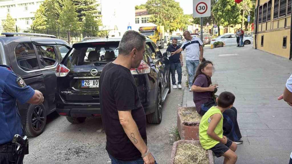 Eskişehir’de trafikte yol verme kavgası: Taşla camını kırdıkları aracın sürücüsünü darbettiler