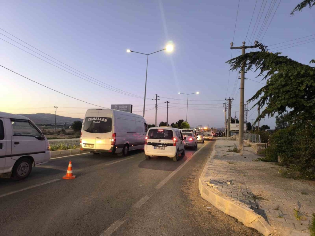 Minibüsle traktör çarpıştı: 6 kişi yaralandı