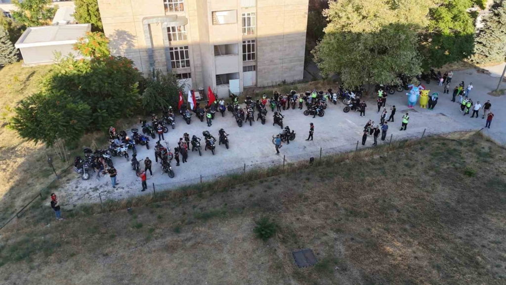 Motosikletlilerden onkoloji servisindeki çocuklara sürpriz
