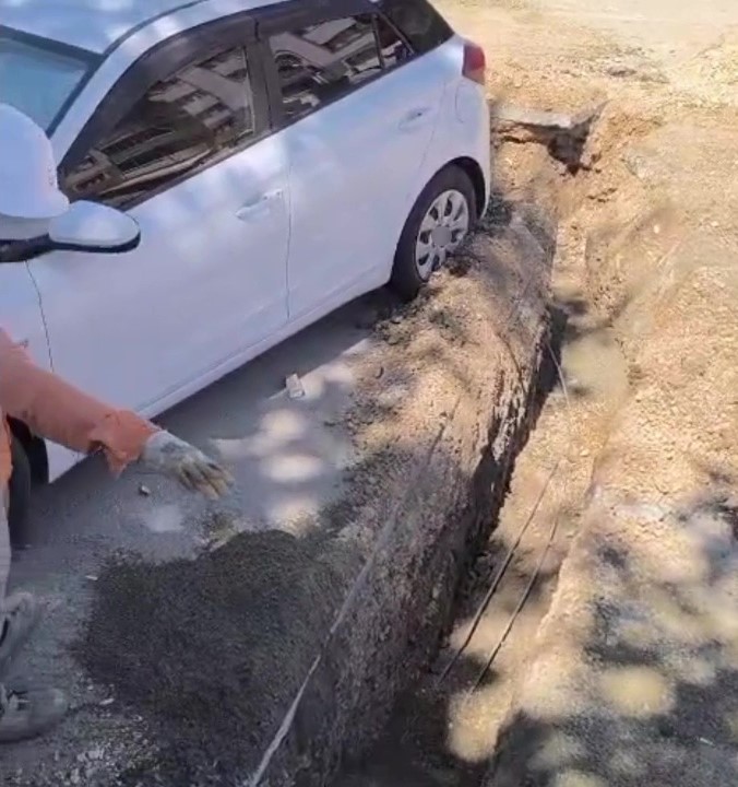 Araç sahibine ulaşılamayınca otomobilin etrafını kazdılar