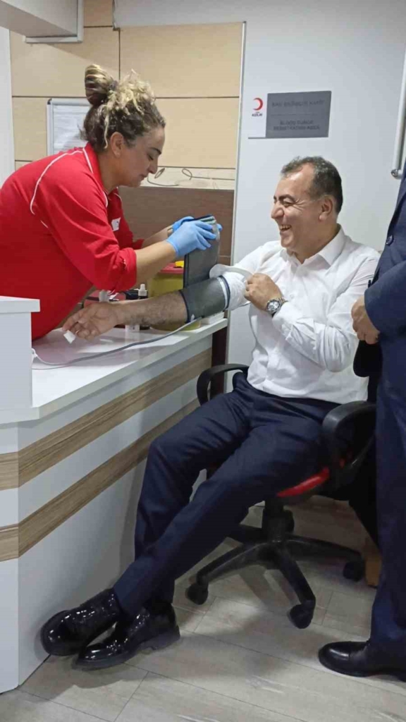 MHP Eskişehir İl Teşkilatı’ndan Kızılay’a ziyaret ve kan bağışı