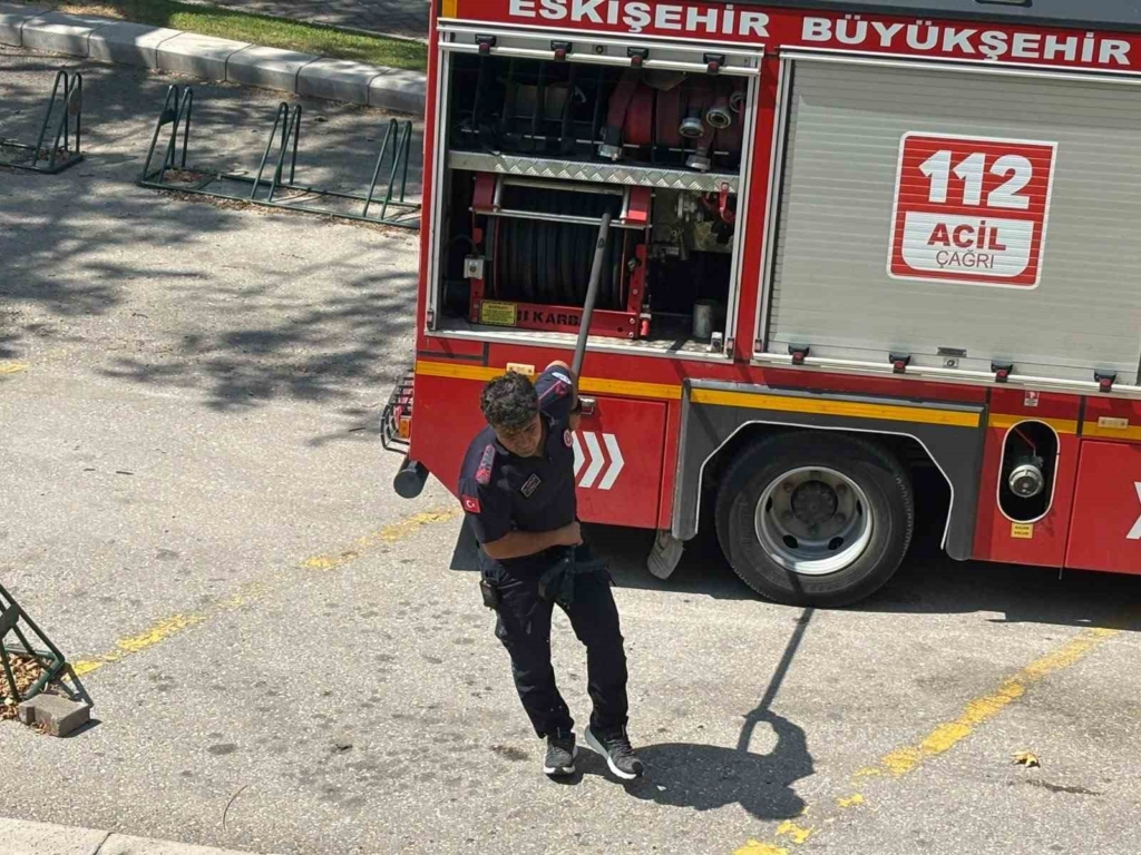 Eskişehir’de mezarlar alevler içinde kaldı