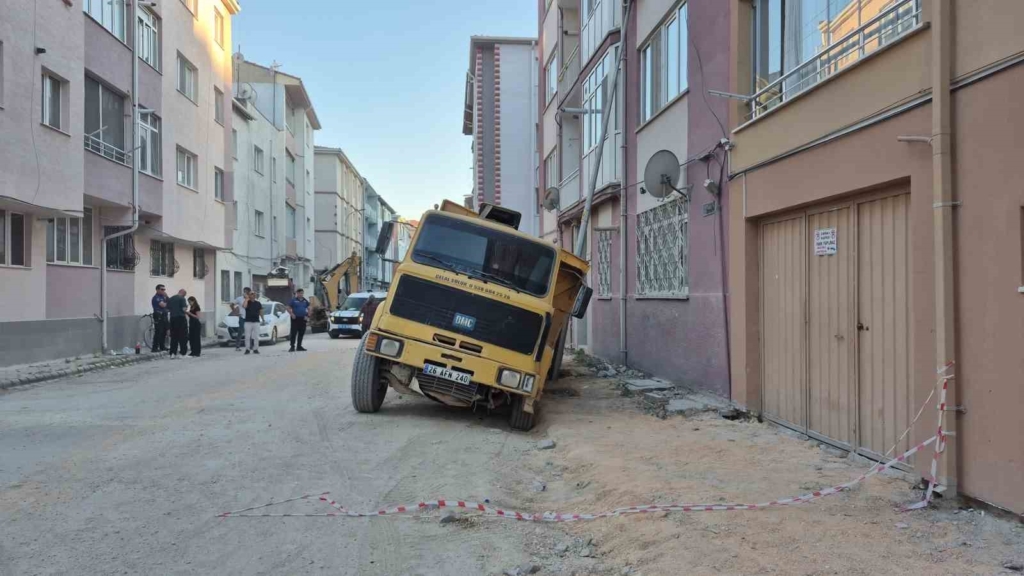 Eskişehir’de yol çöktü, belediyeye ait kamyon çukura düştü