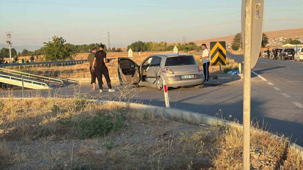 Eskişehir’de iki araç kavşakta çarpıştı: 3 yaralı