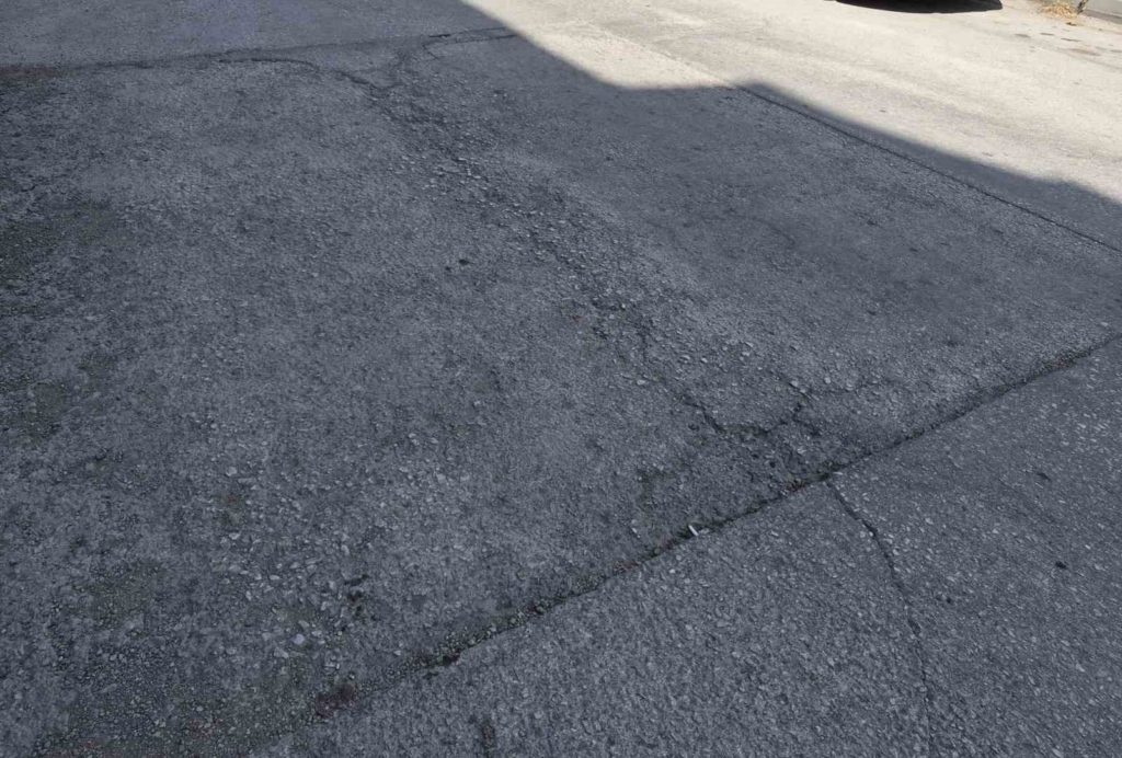 Kurtuluş Mahallesi’ndeki bozuk yollar sürücülere zorluk yaşatıyor