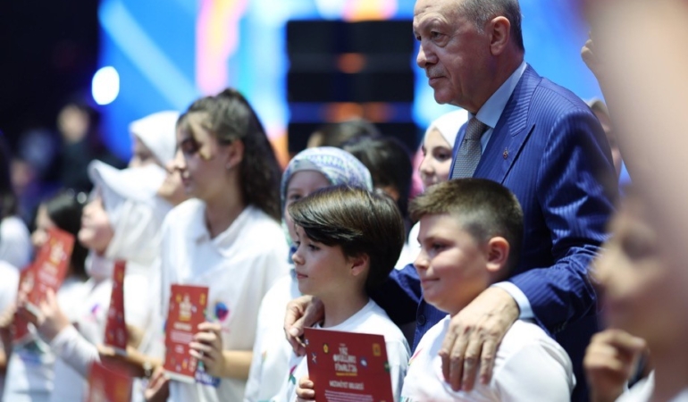 TÜGVA Bursa’dan Cumhurbaşkanı Erdoğan’ın katıldığı yaz okulu buluşmasına rekor katılım