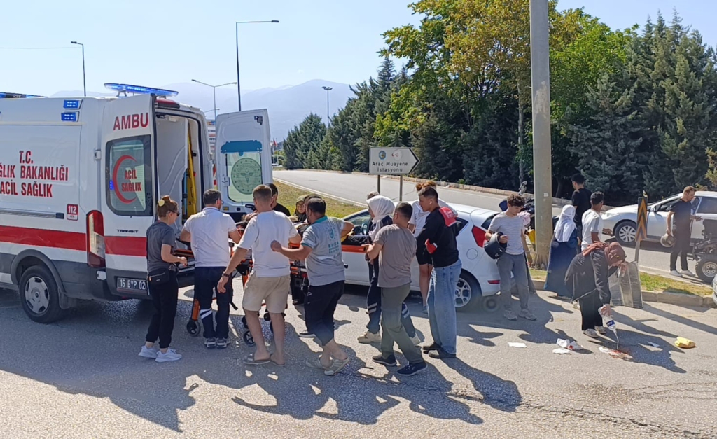 Otomobile çarpan motosiklet sürücüsü ağır yaralandı