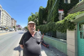 15 yıldır gönüllü olarak çalıştığı ’Sarmaşıklı Cami’ye gözü gibi bakıyor