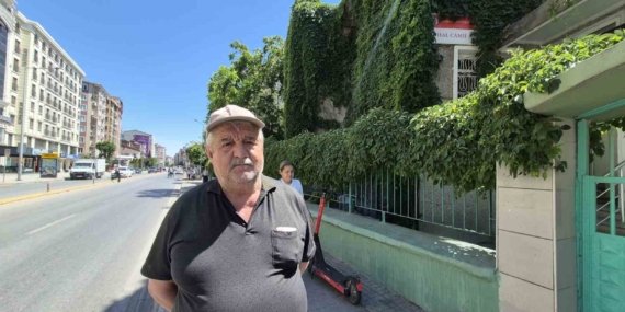15 yıldır gönüllü olarak çalıştığı ’Sarmaşıklı Cami’ye gözü gibi bakıyor